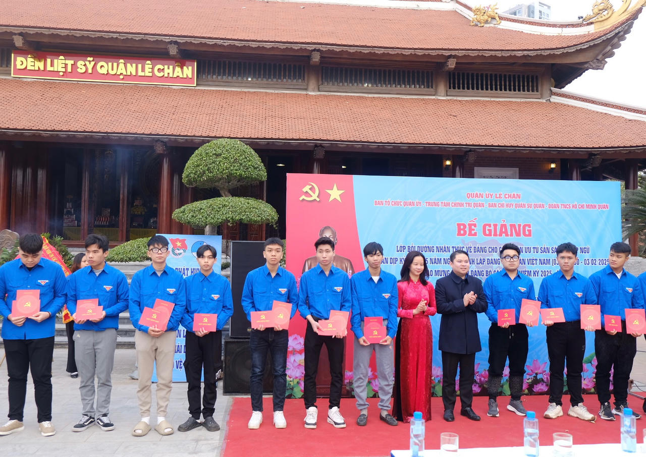 Công dân ưu tú thành phố Cảng được bồi dưỡng nhận thức về Đảng trước khi lên đường nhập ngũ