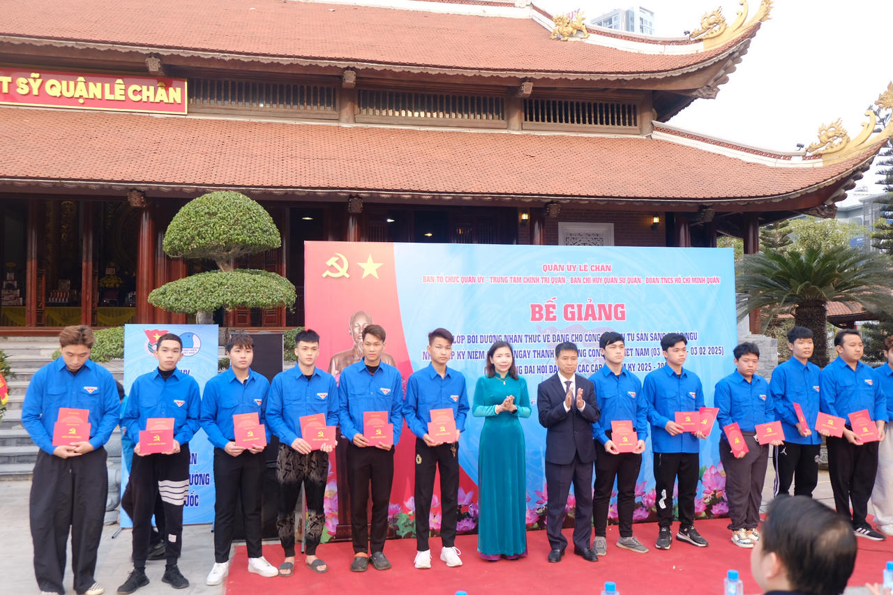 Công dân ưu tú thành phố Cảng được bồi dưỡng nhận thức về Đảng trước khi lên đường nhập ngũ