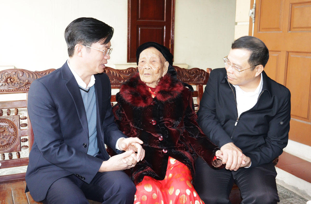 Lãnh đạo TP Hải Phòng thăm, chúc Tết gia đình nguyên lãnh đạo TP và gia đình chính sách 