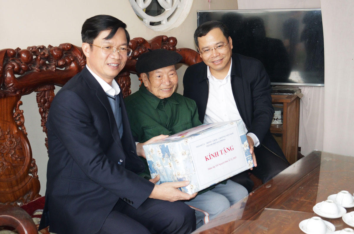 Lãnh đạo TP Hải Phòng thăm, chúc Tết gia đình nguyên lãnh đạo TP và gia đình chính sách 