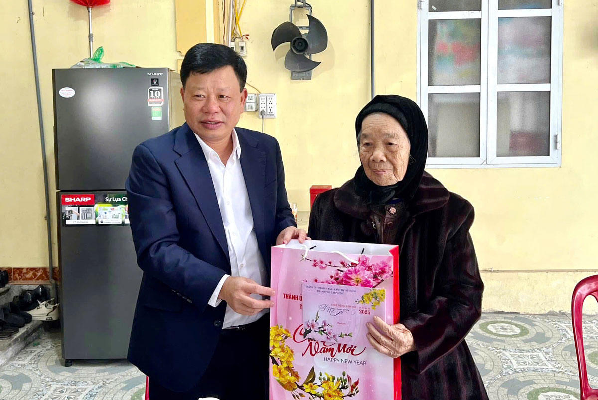 Lãnh đạo TP Hải Phòng thăm, chúc Tết gia đình nguyên lãnh đạo TP và gia đình chính sách 