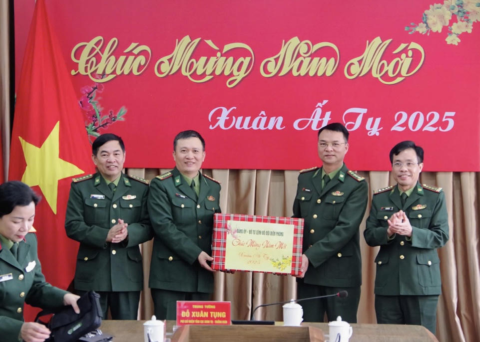 Trung tướng Đỗ Xuân Tụng thăm, kiểm tra, chúc Tết Bộ đội Biên phòng TP Hải Phòng