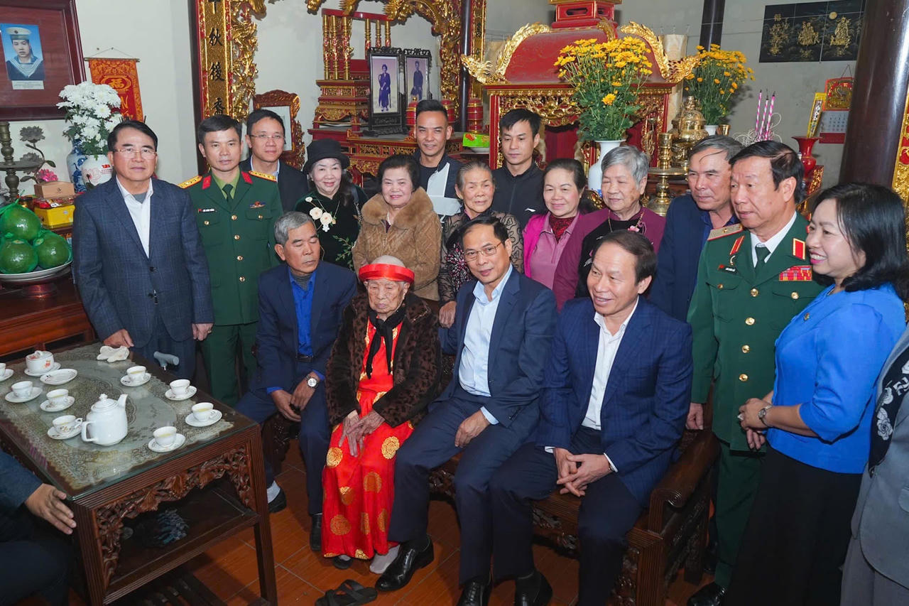 Phó Thủ tướng Chính phủ Bùi Thanh Sơn dự chương trình tết sum vầy tại TP Hải Phòng, Vĩnh Phúc