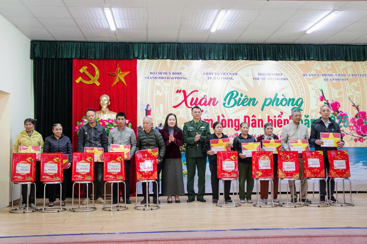 Hải Phòng: Trao 150 suất quà trong chương trình 'Xuân Biên phòng ấm lòng dân biển'