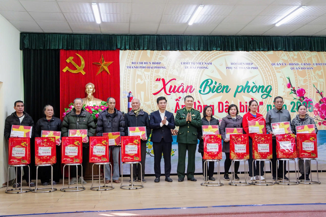 Hải Phòng: Trao 150 suất quà trong chương trình 'Xuân Biên phòng ấm lòng dân biển'