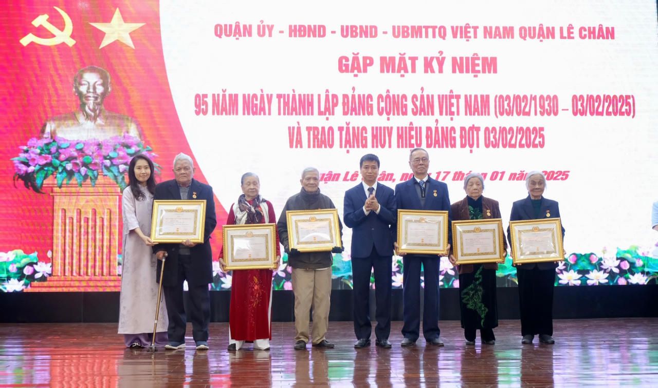 Hải Phòng: Hơn 300 đảng viên quận Lê Chân nhận Huy hiệu Đảng đợt 3/2