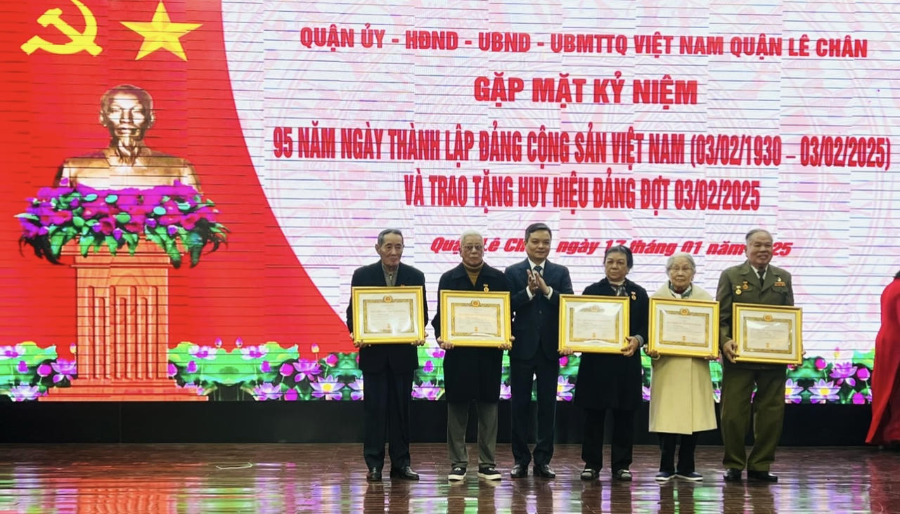 Hải Phòng: Hơn 300 đảng viên quận Lê Chân nhận Huy hiệu Đảng đợt 3/2