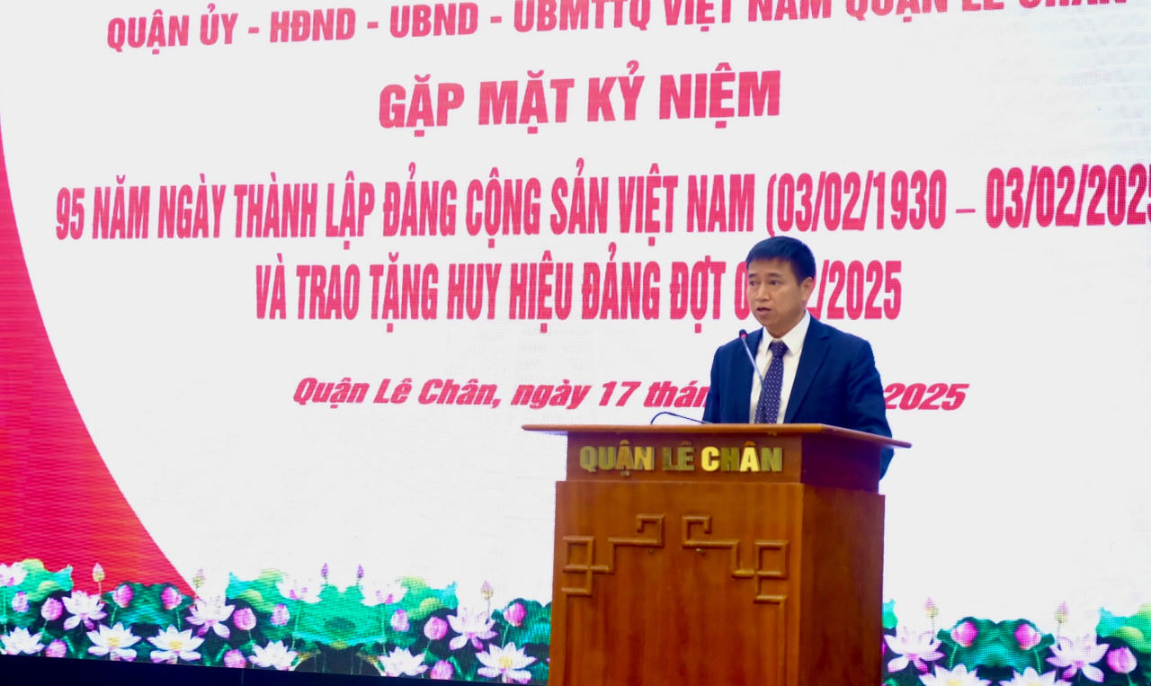 Hải Phòng: Hơn 300 đảng viên quận Lê Chân nhận Huy hiệu Đảng đợt 3/2