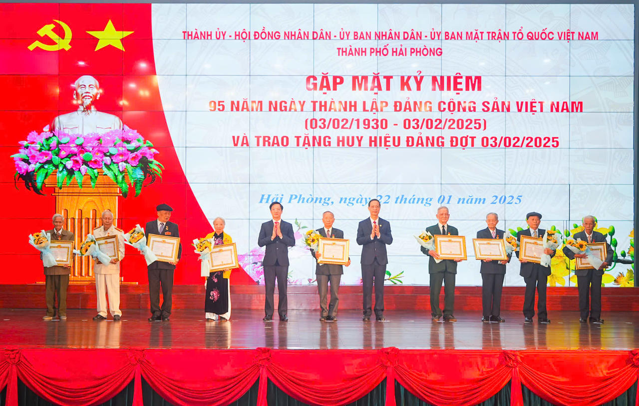 Hải Phòng: Trao tặng Huy hiệu Đảng cho 2.516 đảng viên