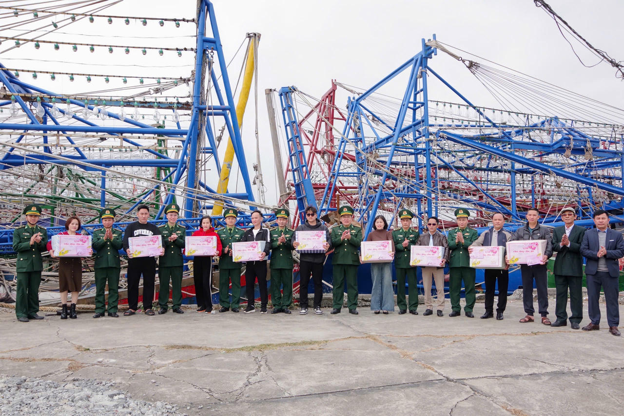 Hải Phòng: Tặng quà các chủ phương tiện tham gia bảo vệ chủ quyền biển đảo