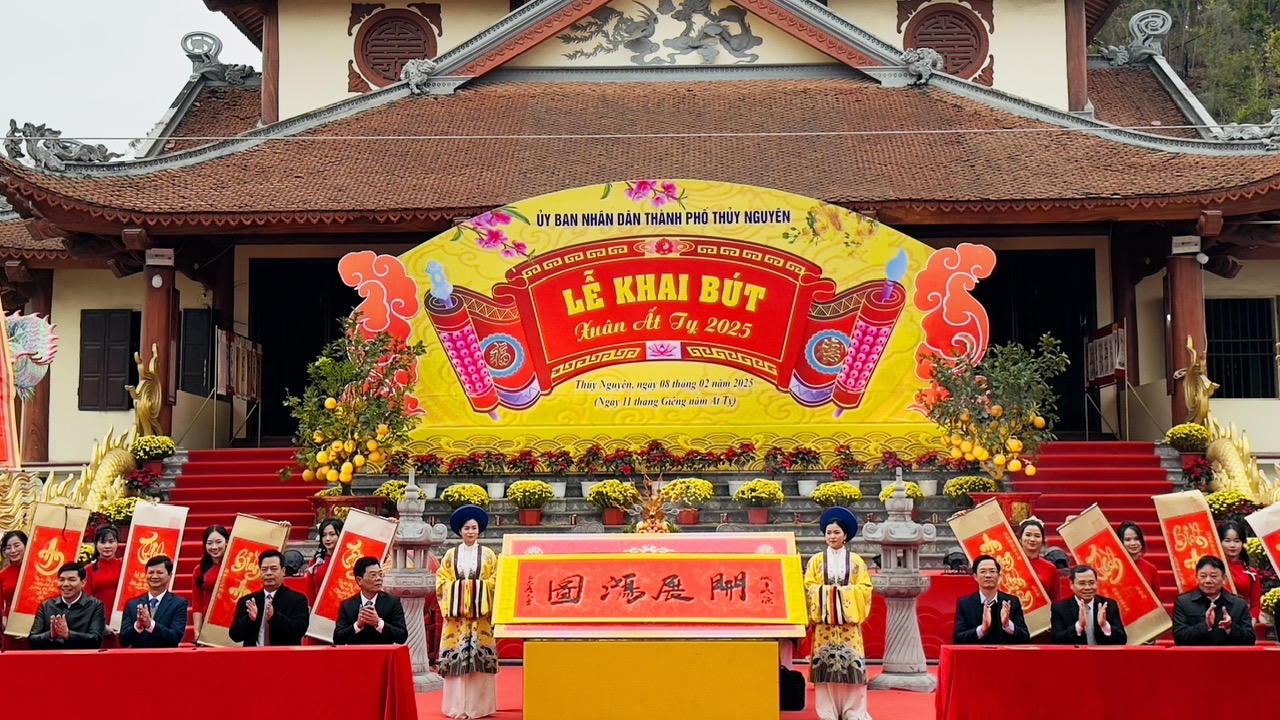 Tưng bừng Lễ khai bút đầu xuân tại Hải Phòng