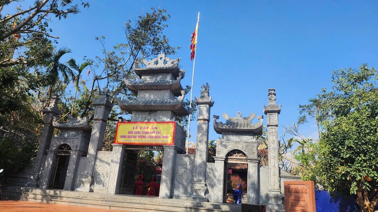 Đông đảo nhân dân, du khách tham dự lễ khai ấn tại Khu di tích Bạch Đằng Giang 