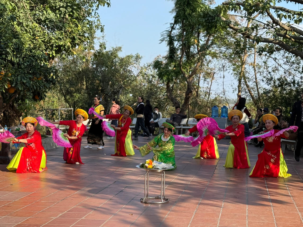 Đông đảo nhân dân, du khách tham dự lễ khai ấn tại Khu di tích Bạch Đằng Giang 