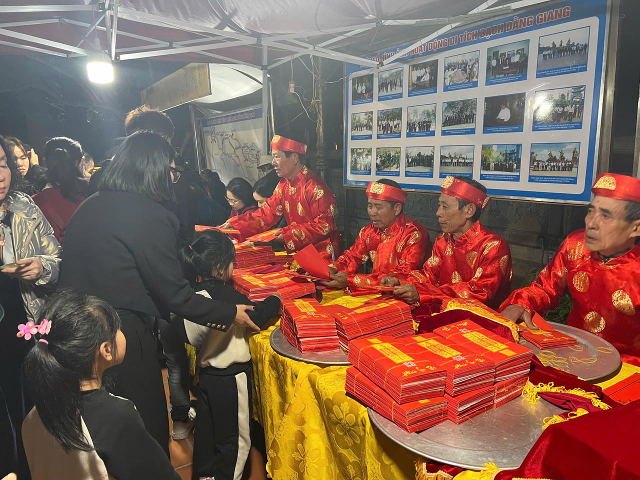 Đông đảo nhân dân, du khách tham dự lễ khai ấn tại Khu di tích Bạch Đằng Giang 