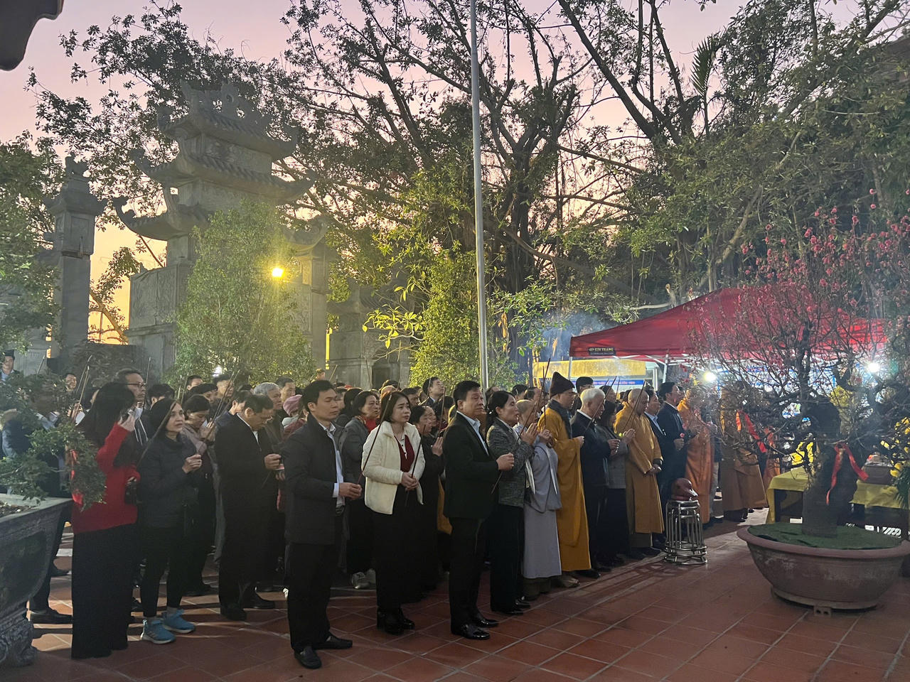 Đông đảo nhân dân, du khách tham dự lễ khai ấn tại Khu di tích Bạch Đằng Giang 