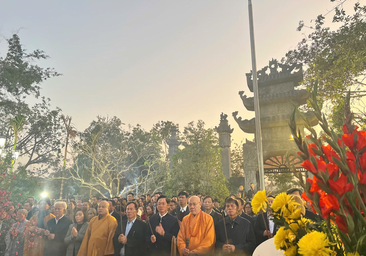 Đông đảo nhân dân, du khách tham dự lễ khai ấn tại Khu di tích Bạch Đằng Giang 