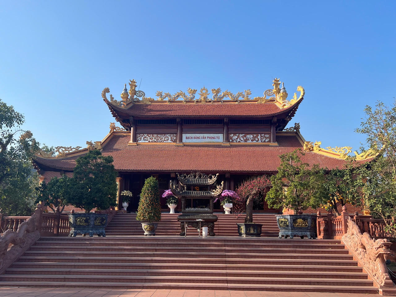 Đông đảo nhân dân, du khách tham dự lễ khai ấn tại Khu di tích Bạch Đằng Giang 