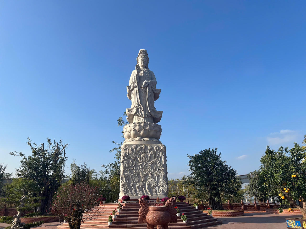 Đông đảo nhân dân, du khách tham dự lễ khai ấn tại Khu di tích Bạch Đằng Giang 