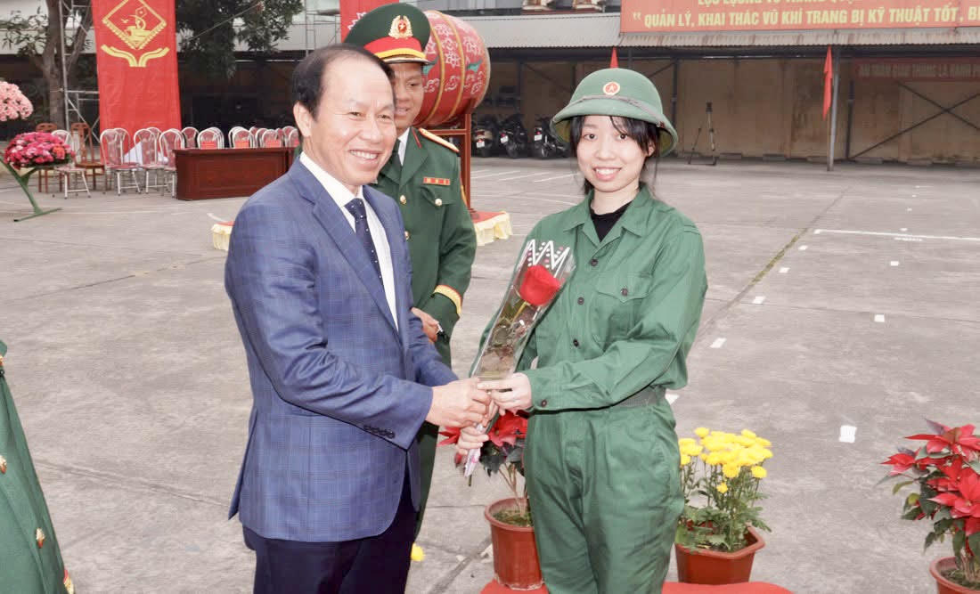 Thanh niên ưu tú toàn quốc phấn khởi lên đường nhập ngũ