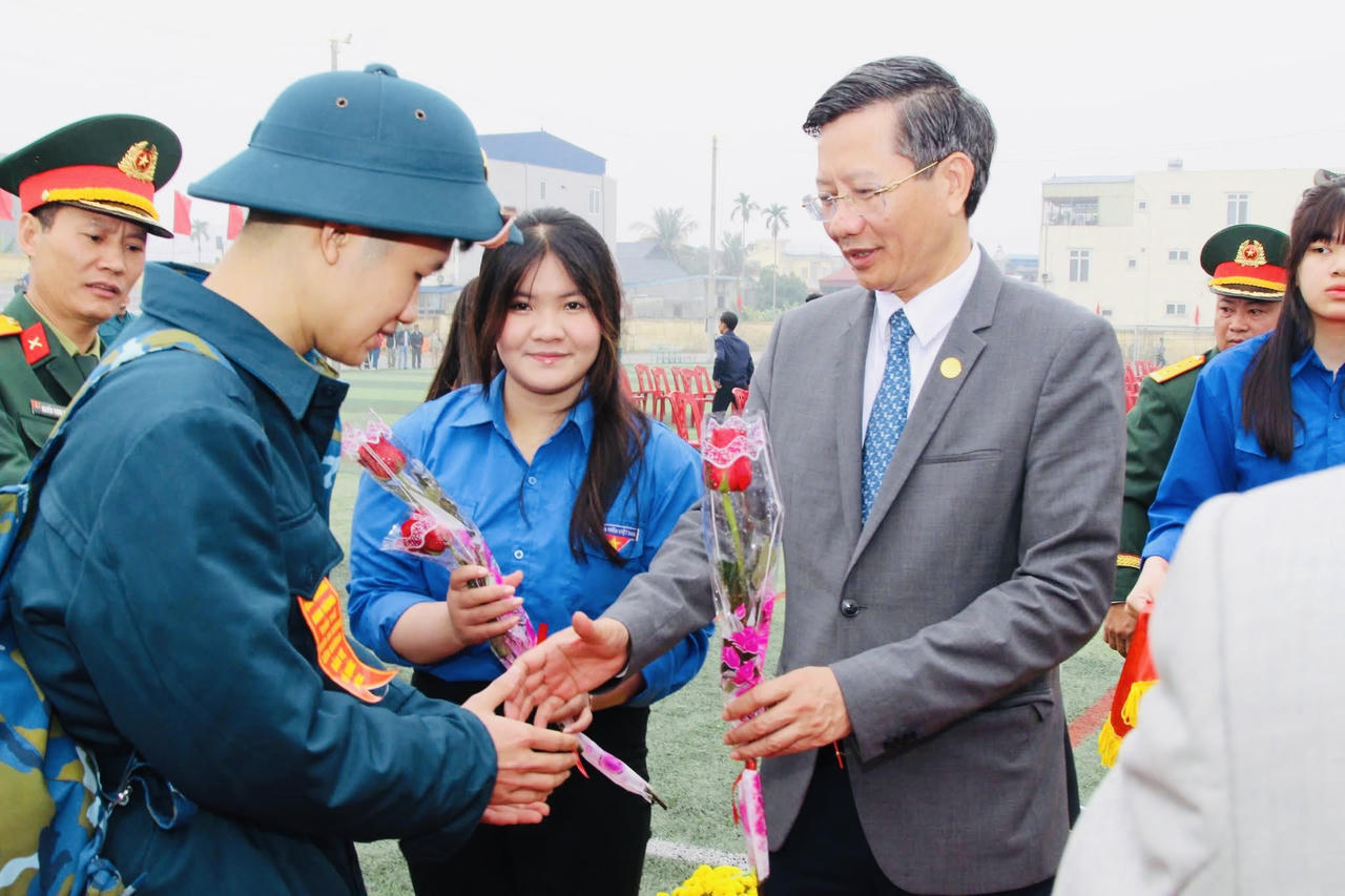 Thanh niên ưu tú toàn quốc phấn khởi lên đường nhập ngũ