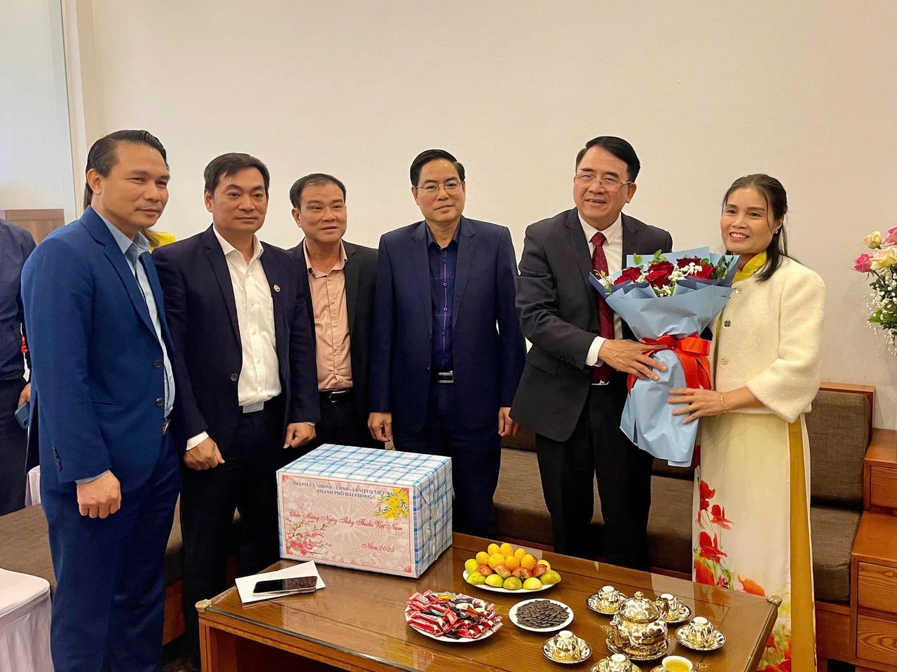 Hải Phòng: Thăm, tặng quà tập thể và cá nhân nhân Kỷ niệm 70 năm Ngày Thầy thuốc Việt Nam 