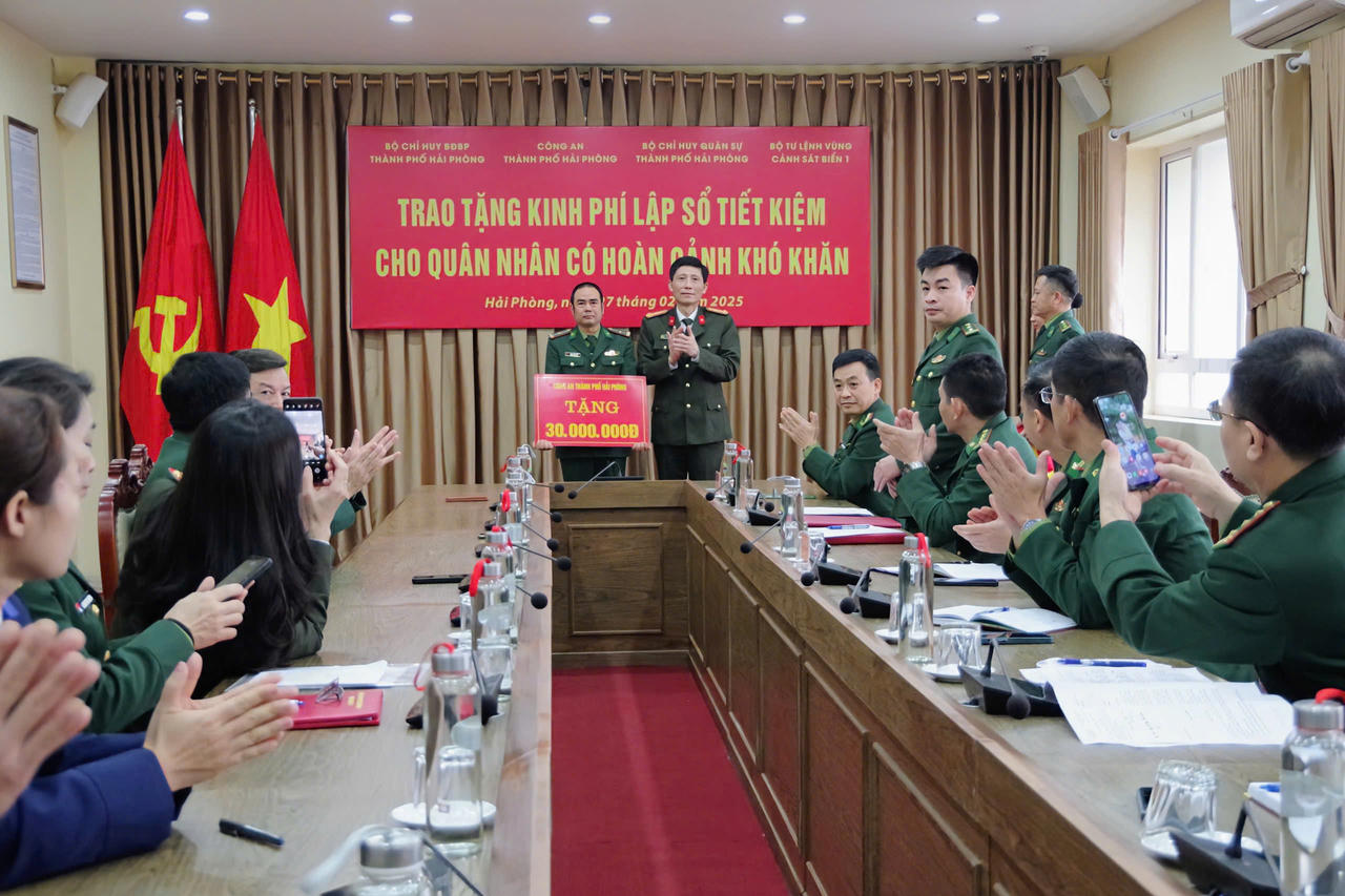  Lực lượng vũ trang TP Hải Phòng trao tặng sổ tiết kiệm cho quân nhân có hoàn cảnh khó khăn 