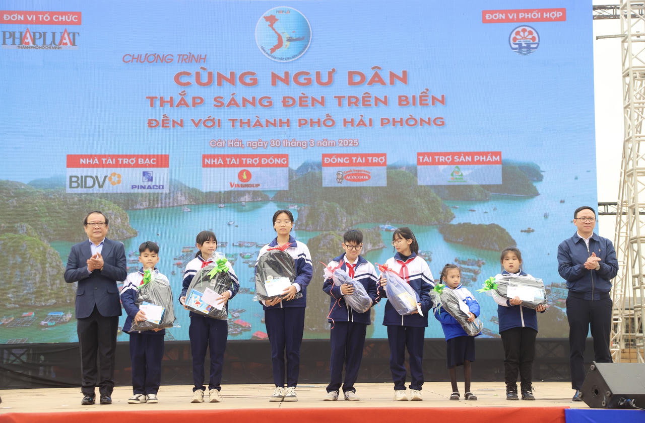 Cùng ngư dân Hải Phòng thắp sáng đèn trên biển 