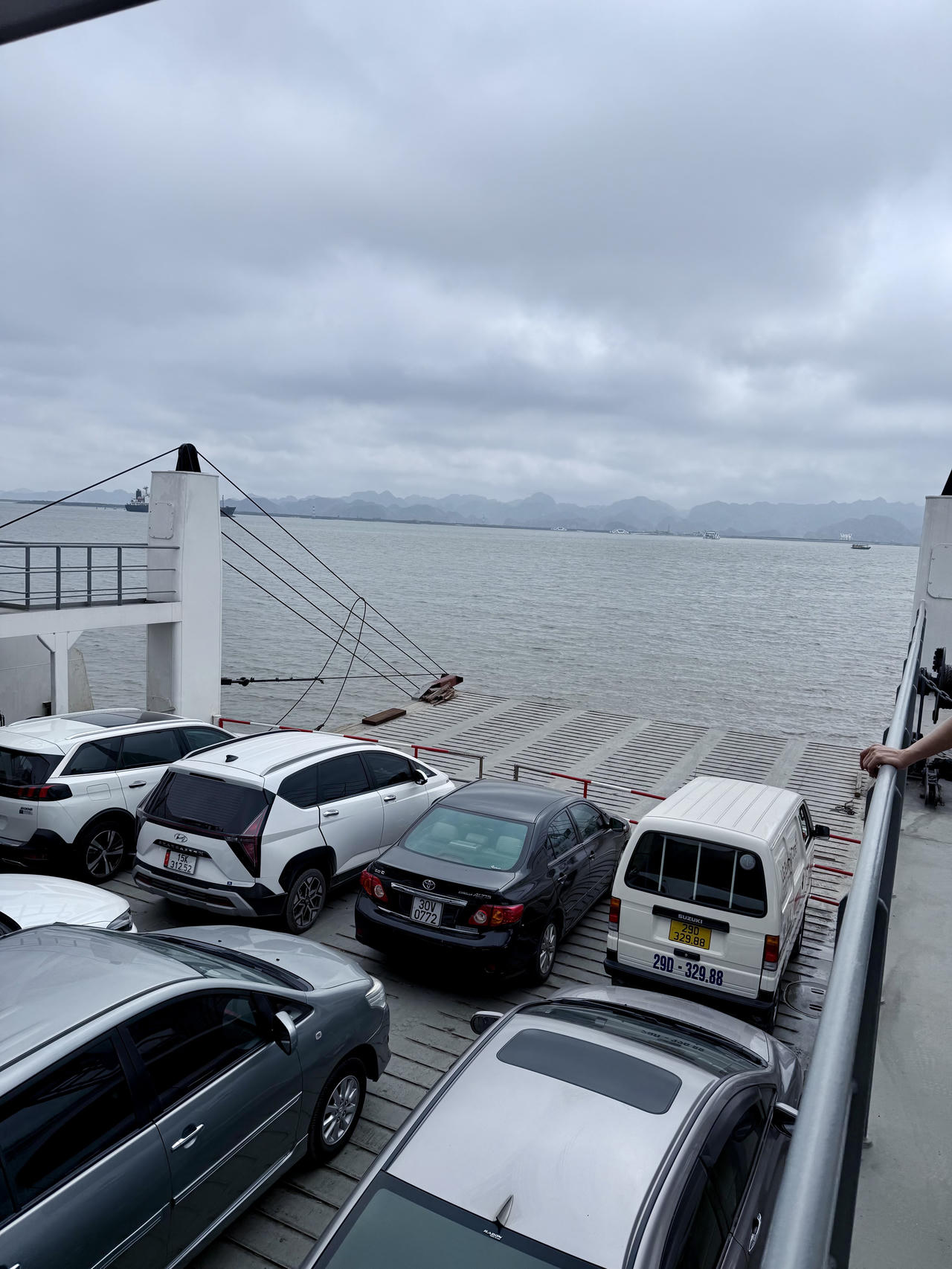 Hạn chế chở ô tô sang Cát Bà dịp nghỉ lễ 30/4 – 1/5