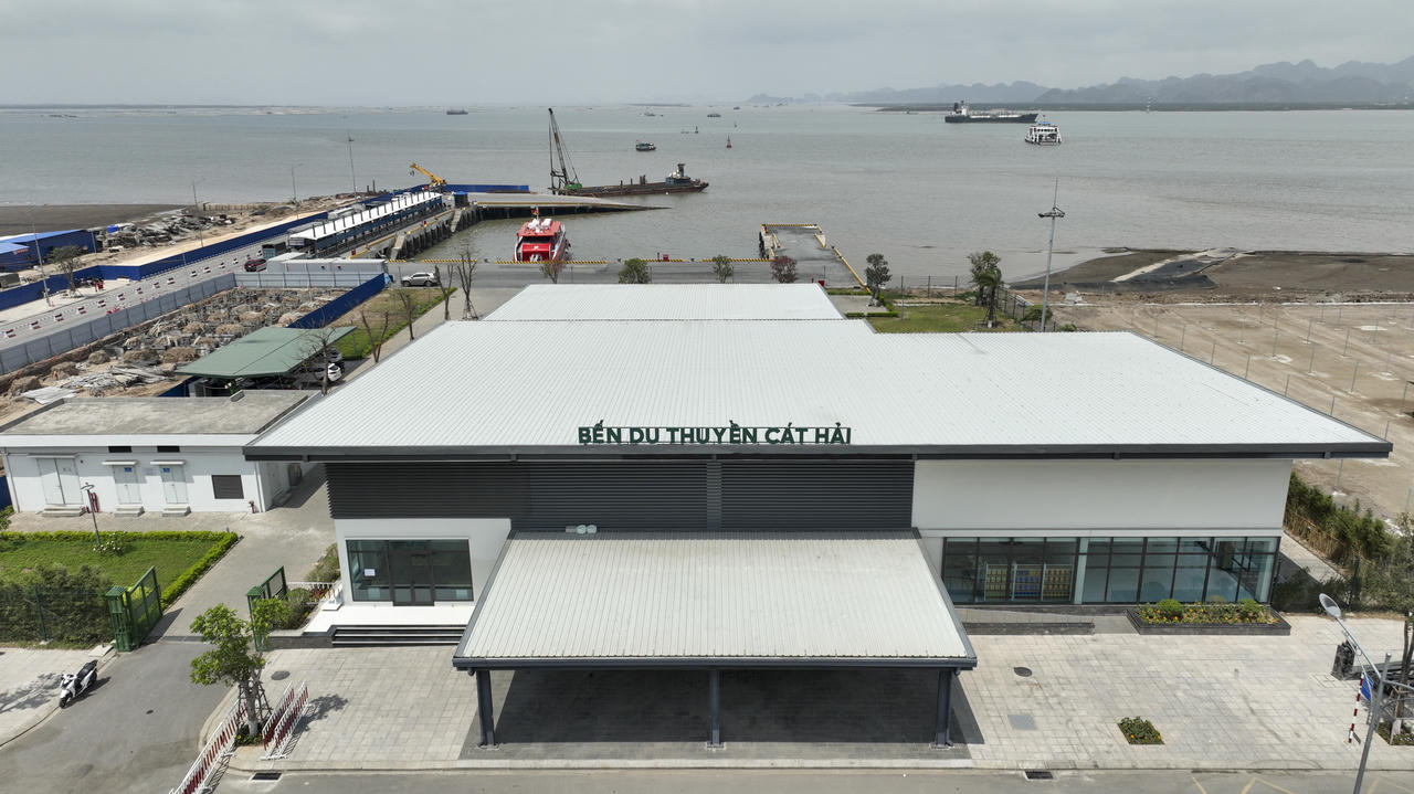 Hạn chế chở ô tô sang Cát Bà dịp nghỉ lễ 30/4 – 1/5