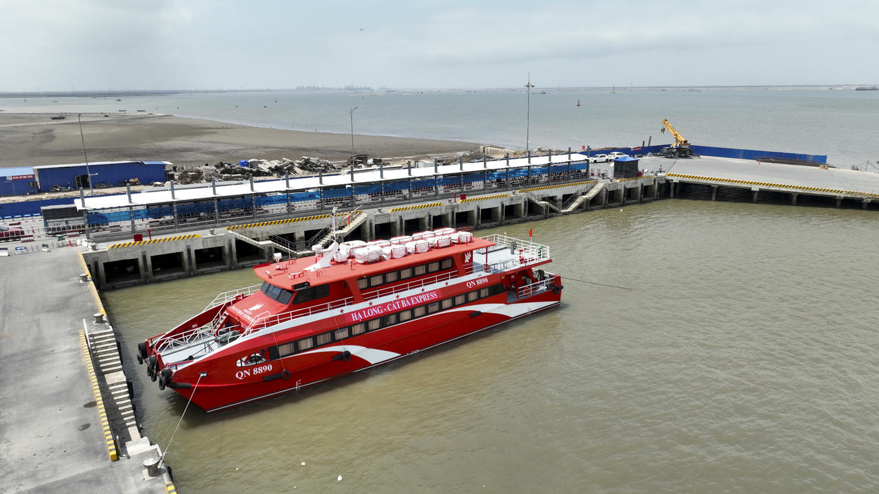 Hạn chế chở ô tô sang Cát Bà dịp nghỉ lễ 30/4 – 1/5