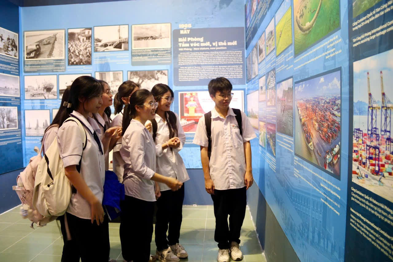 Trưng bày gần 400 hình ảnh, tư liệu, hiện vật quý về những mốc son hào hùng của Hải Phòng