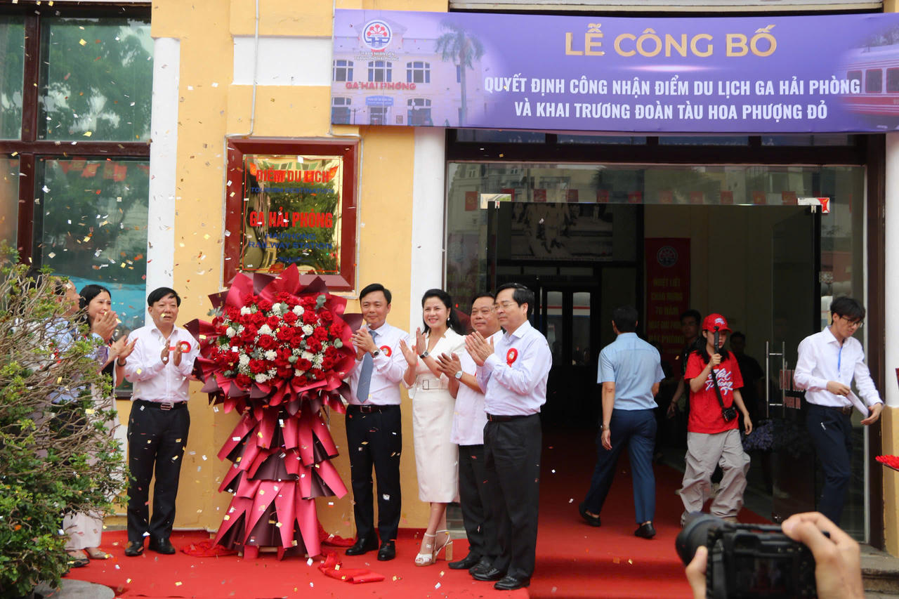 Hải Phòng: Khai trương đoàn tàu “Hoa Phượng đỏ” 
