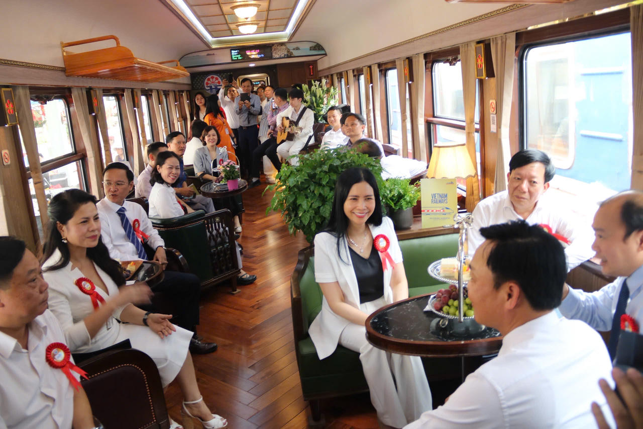 Hải Phòng: Khai trương đoàn tàu “Hoa Phượng đỏ” 