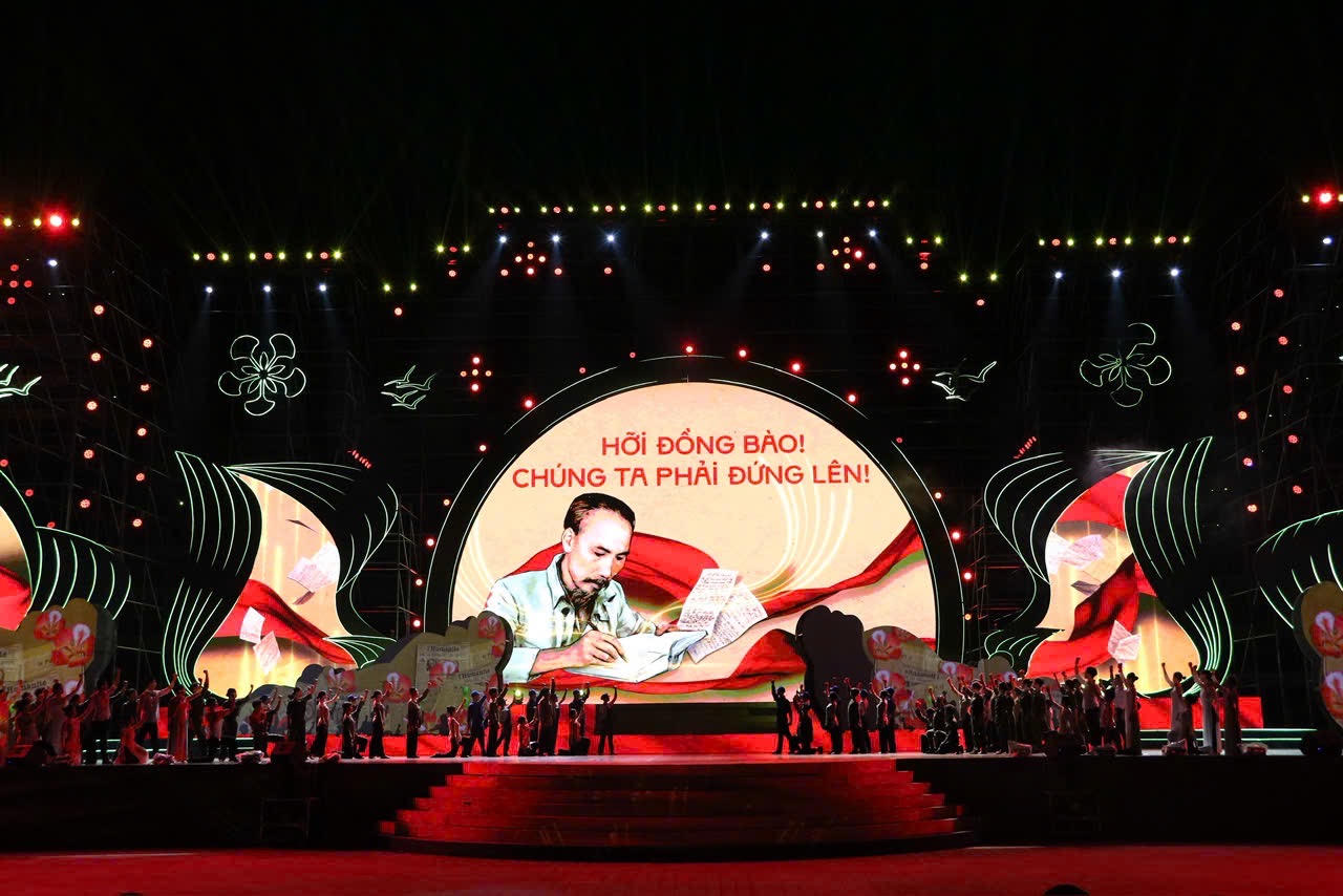 Hoành tráng Lễ hội Hoa phượng đỏ Hải Phòng 2025 