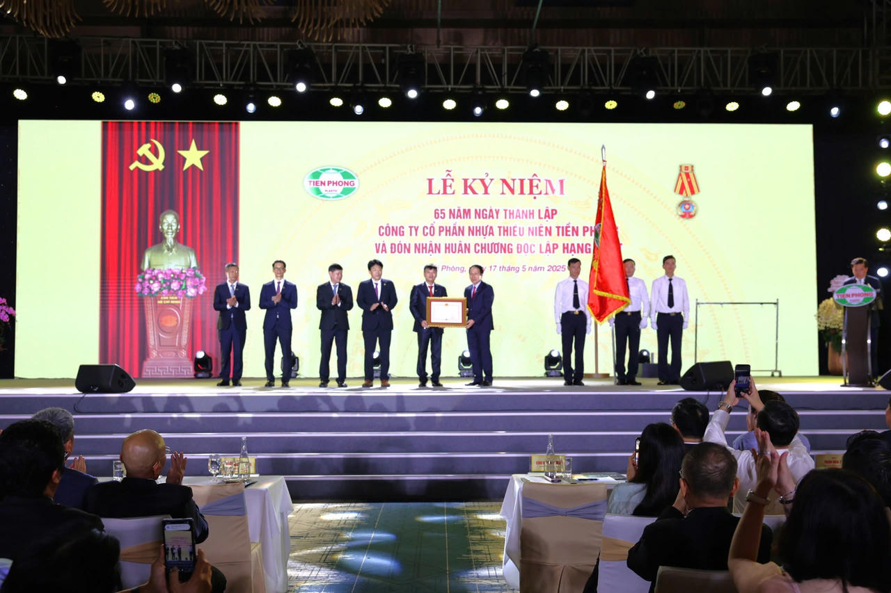 Công ty CP Nhựa Thiếu niên Tiền Phong đón nhận Huân chương Độc lập hạng Nhất