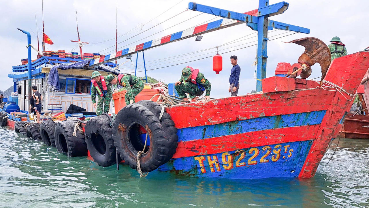 Bộ đội biên phòng Hải Phòng cứu thành công tàu cá bị chìm khi tránh trú bão số 1 