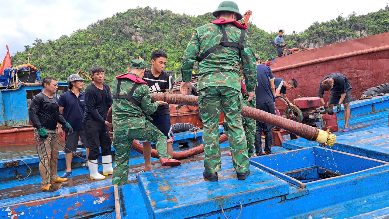 Bộ đội biên phòng Hải Phòng cứu thành công tàu cá bị chìm khi tránh trú bão số 1 