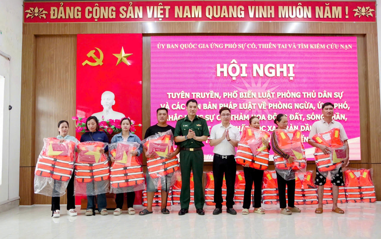 Tuyên truyền Luật Phòng thủ dân sự và văn bản ứng phó thiên tai cho ngư dân biên giới biển Hải Phòng