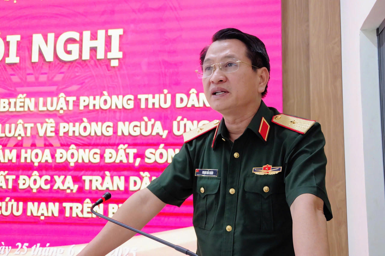 Tuyên truyền Luật Phòng thủ dân sự và văn bản ứng phó thiên tai cho ngư dân biên giới biển Hải Phòng