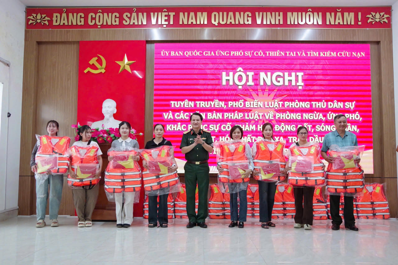 Tuyên truyền Luật Phòng thủ dân sự và văn bản ứng phó thiên tai cho ngư dân biên giới biển Hải Phòng