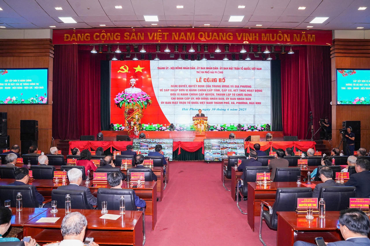 Thủ tướng Phạm Minh Chính gửi gắm TP Hải Phòng (mới) 12 chữ 'Đoàn kết, giàu mạnh, hiện đại, văn minh, phồn vinh và hạnh phúc'