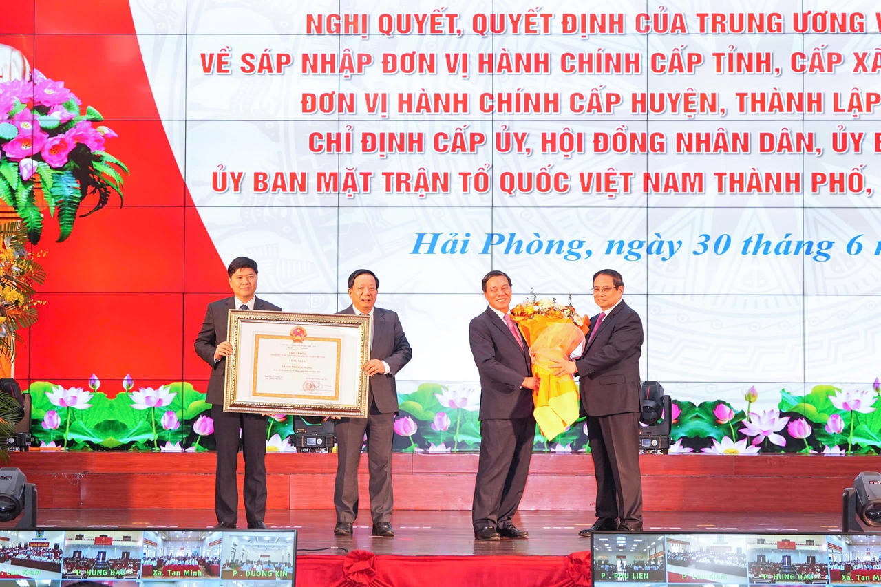 Thủ tướng Phạm Minh Chính gửi gắm TP Hải Phòng (mới) 12 chữ 'Đoàn kết, giàu mạnh, hiện đại, văn minh, phồn vinh và hạnh phúc'