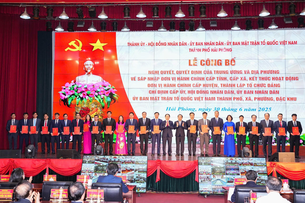 Thủ tướng Phạm Minh Chính gửi gắm TP Hải Phòng (mới) 12 chữ 'Đoàn kết, giàu mạnh, hiện đại, văn minh, phồn vinh và hạnh phúc'