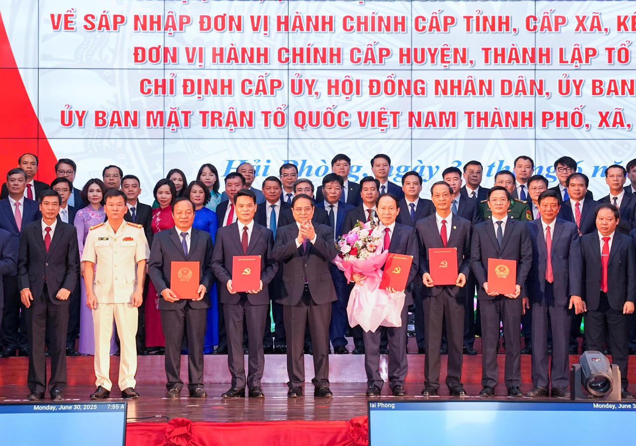 Thủ tướng Phạm Minh Chính gửi gắm TP Hải Phòng (mới) 12 chữ 'Đoàn kết, giàu mạnh, hiện đại, văn minh, phồn vinh và hạnh phúc'