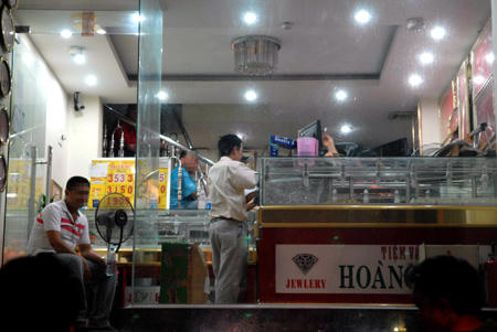 Tiệm vàng Hoàng Mai "có dấu hiệu vi phạm", cam kết không khiếu nại