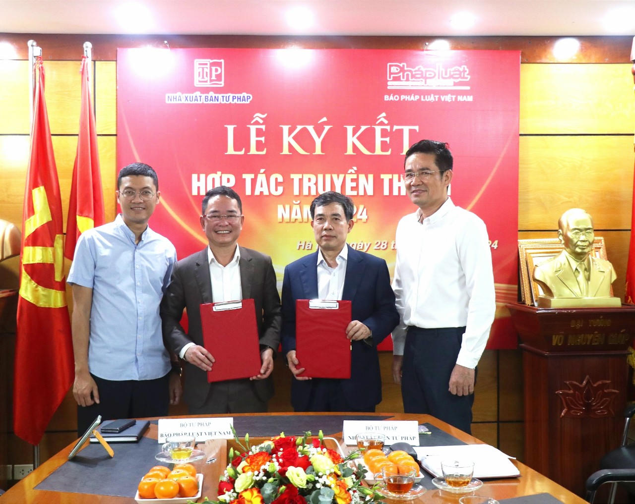 Báo Pháp luật Việt Nam ký kết hợp tác truyền thông với Nhà xuất bản Tư pháp