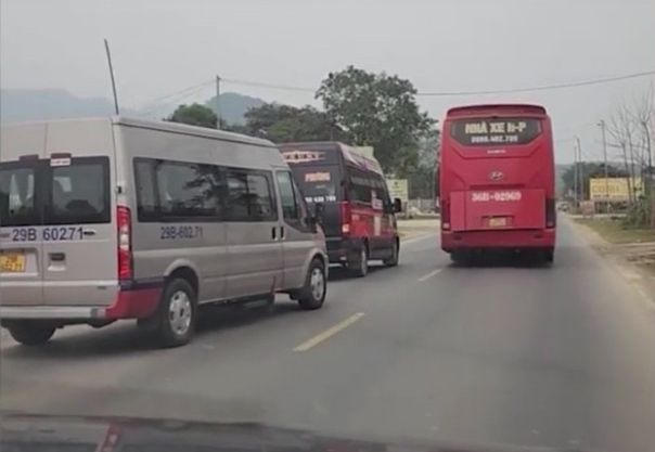 Khởi tố tài xế nhà xe Hoàng Phương vì chèn ép xe khách trên đường