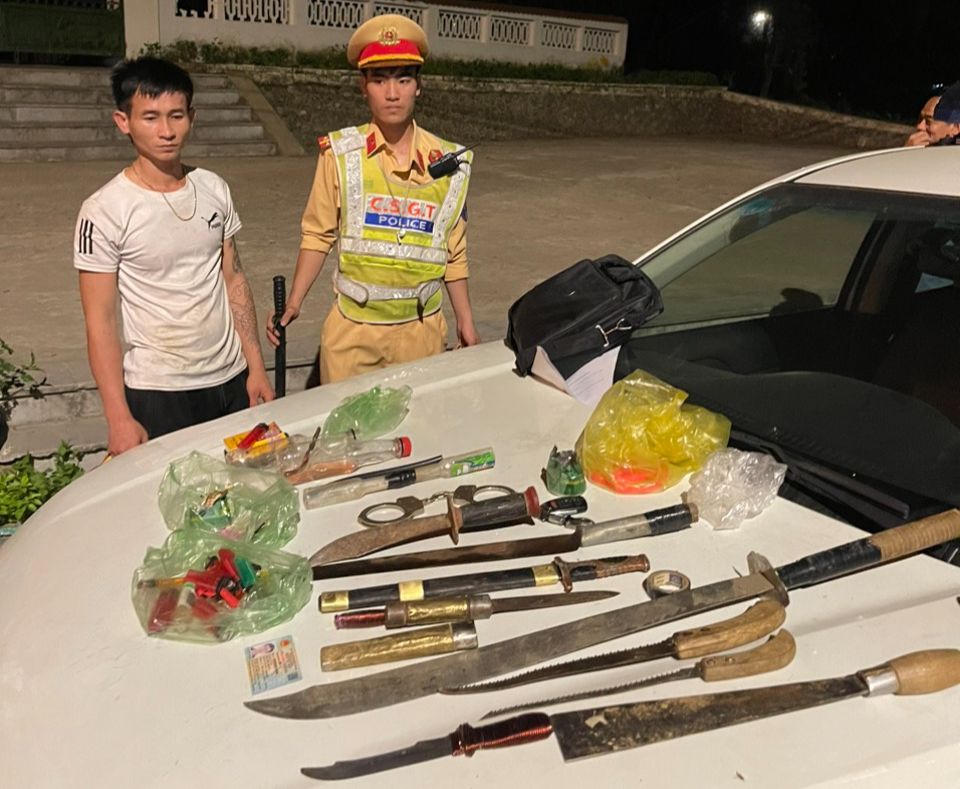 Thanh Hóa: Tạm giữ xe khách chở nhiều “hàng nóng”