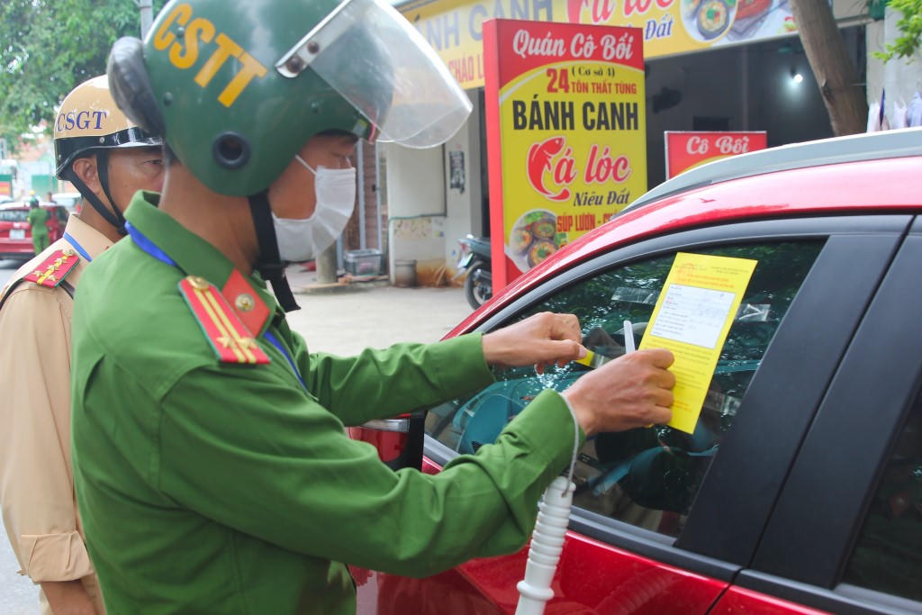 Xử phạt gần 700 trường hợp dừng, đỗ xe sai quy định tại TP Vinh