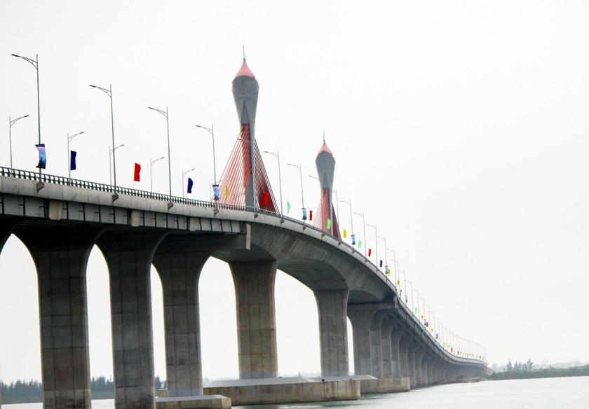 Chuẩn bị thực hiện dự án thắp sáng cầu dài nhất bắc qua sông Lam